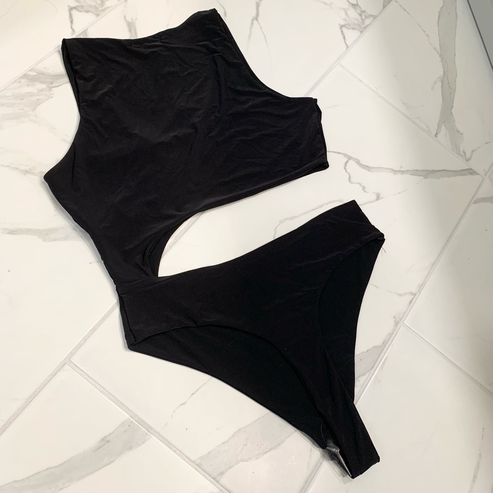 PrettyLittleThing Bodysuit - Picture 2 of 4